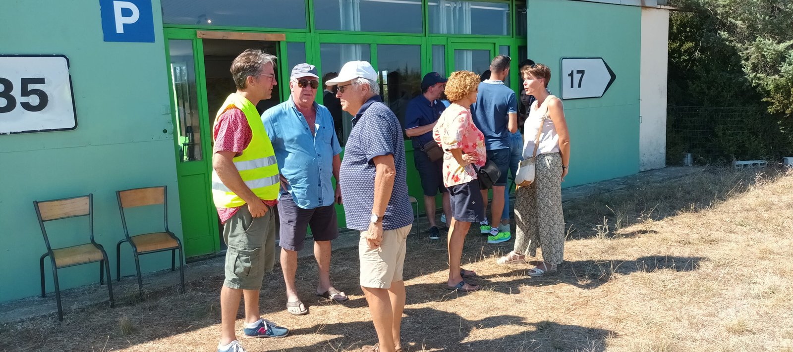 Membres et visiteurs échangeant devant le club-house de l’aérodrome d’Uzès