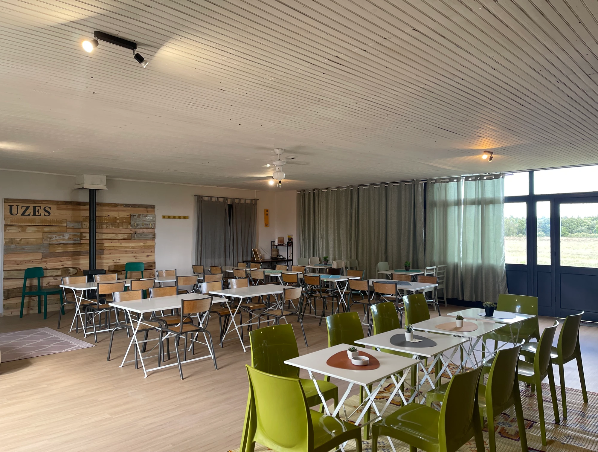 Salle conviviale du club-house de l’Aéroclub d’Uzès