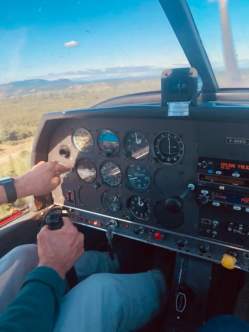 Vue depuis le cockpit d’un avion léger en vol au-dessus des reliefs