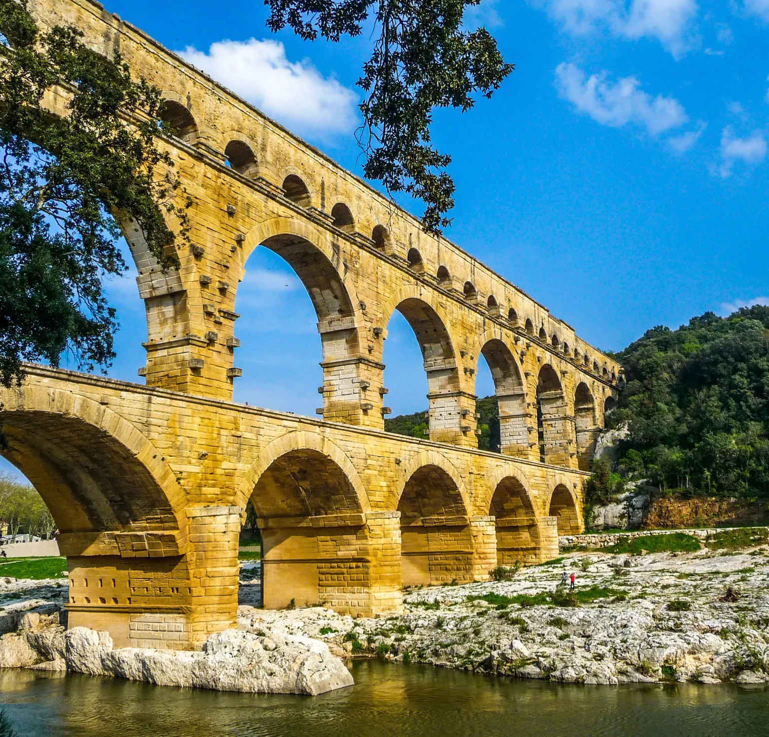 Les arches du Pont du Gard sous un ciel bleu